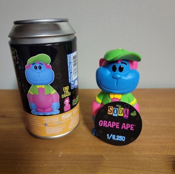Funko Soda Grape Ape Figure with Can blacklight - Picture 3 of 3